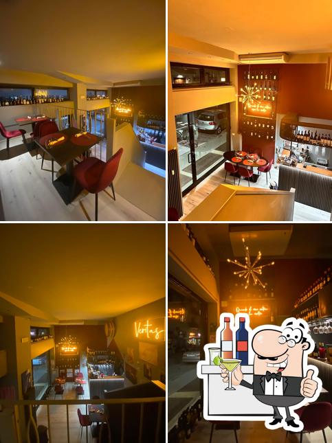 Tra le diverse cose da Veritas Bistrot Enoteca si possono trovare la bancone da bar e interni