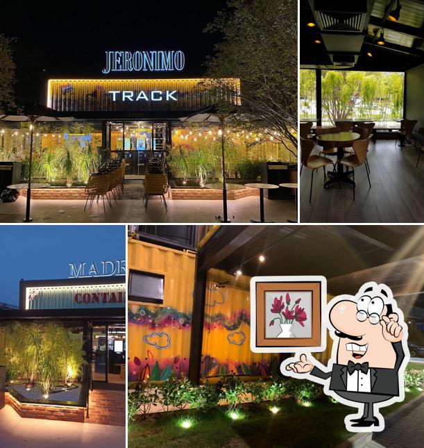 Sente em uma das mesas no Madero Container Buritis