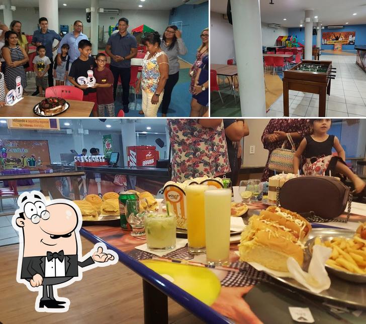 Sente em uma das mesas no Amazon Bowling - Adrianópolis (Boliche)