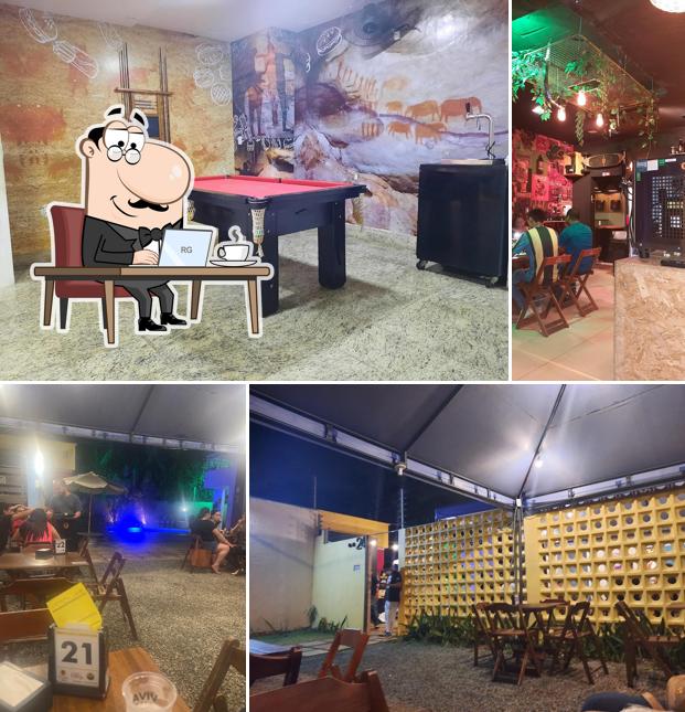 Sente em uma das mesas no Homem Da Caverna