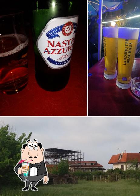 La bevanda e esterno del ristorante