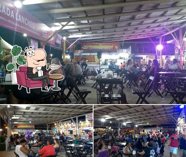 Entre diversos coisas, interior e comida podem ser encontrados no Porrada Lanches