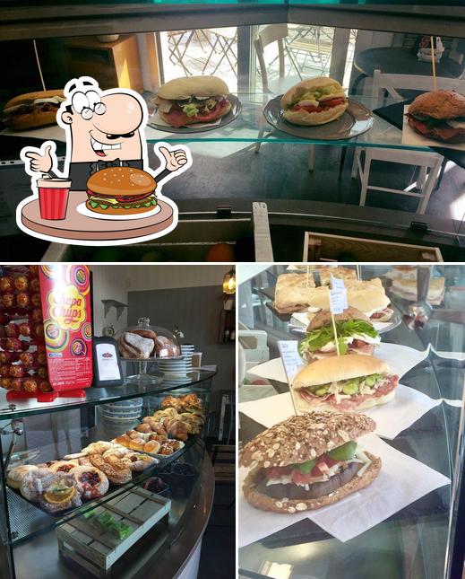 Prenditi un hamburger a Interno 17 Caffè