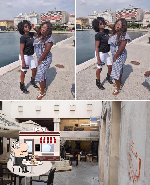 Parmi les diverses choses de la extérieur et la intérieur, une personne peut trouver sur Ritz