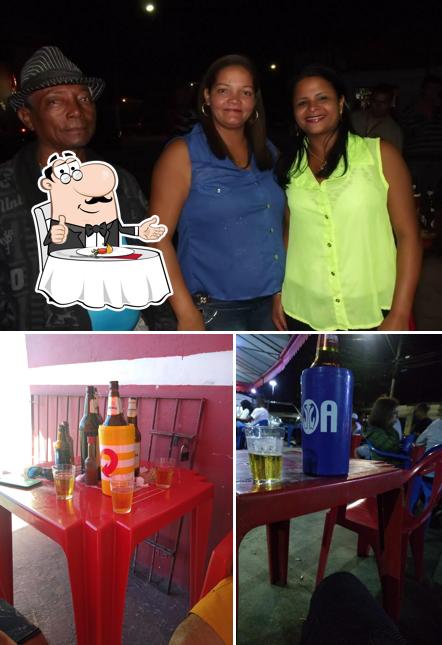 A mesa de jantar e exterior do restaurante