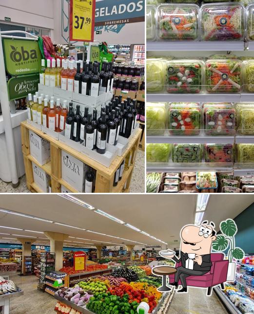 Sente em uma das mesas no Oba Hortifruti - Mercado, Frutas, Verduras, Legumes, Açougue e Adega
