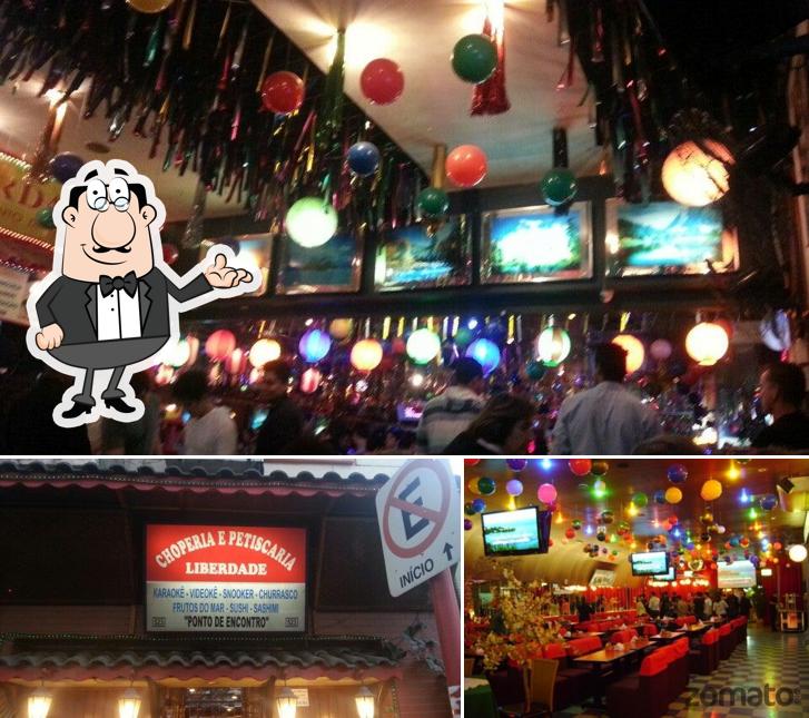 Sente em uma das mesas no Chopperia Liberdade