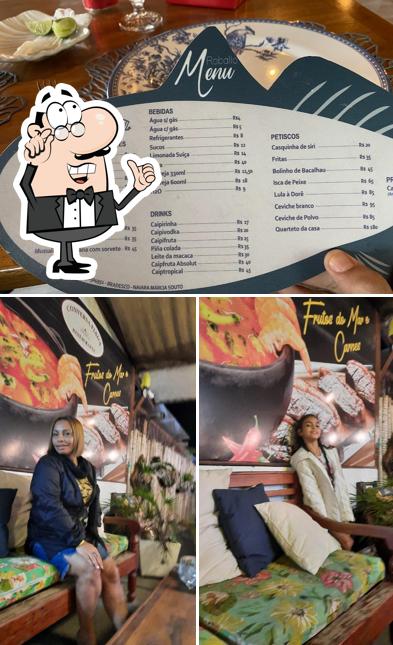 A interior e bebida do restaurante