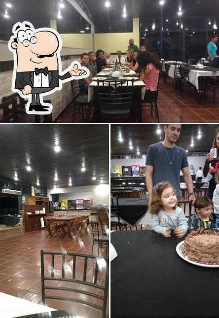 Sente em uma das mesas no Pizzaria Chaplin