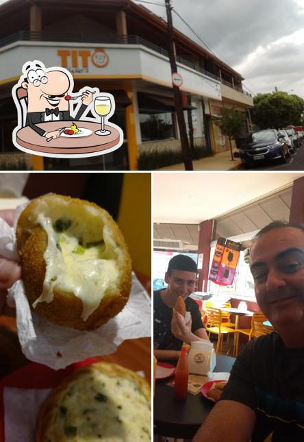 Entre diferentes coisas, comida e exterior podem ser encontrados a Titô Salgaderia