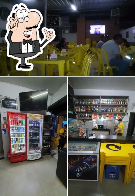 Sente em uma das mesas no Bar do Fred - Bebidas e Porções