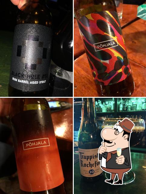 Prenditi una bevanda alcolica dal menu