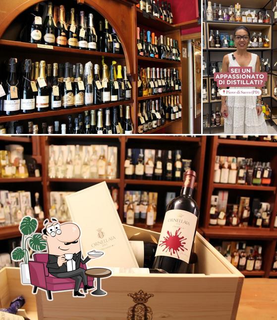 Questa è la immagine che presenta la interni e cibo di Luise Alfredo Srl- Enoteca e Vendita Vini, Birre, Distillati, Gastronomia, Alimentari