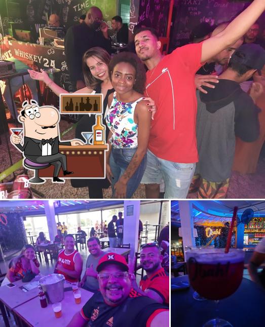 A imagem a Obah! Bar & Ginkeria’s balcão de bar e interior