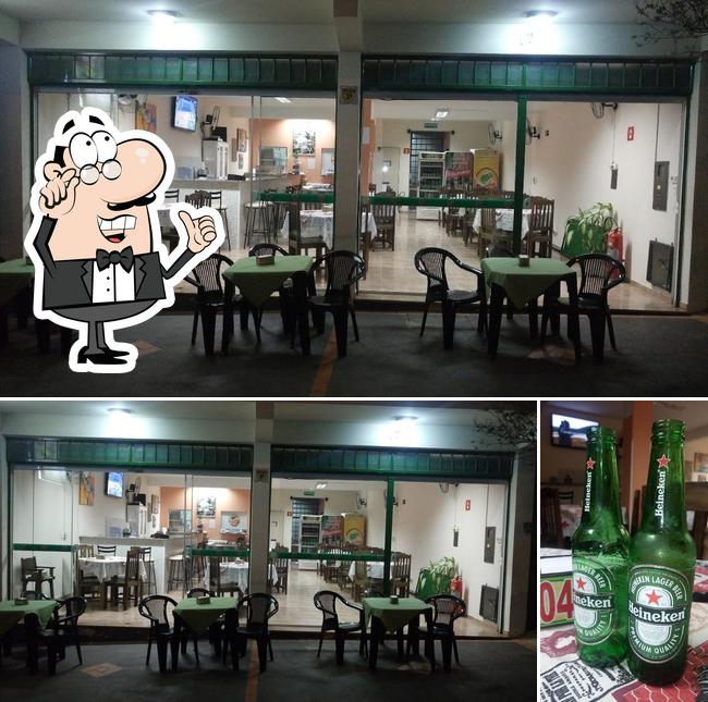 A imagem do Pizzaria Rospinho’s interior e cerveja