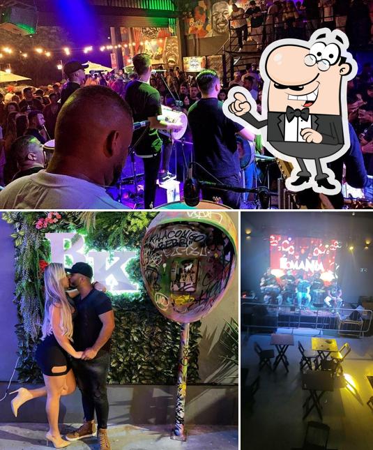 Sente em uma das mesas no Bakeer Lounge Bar