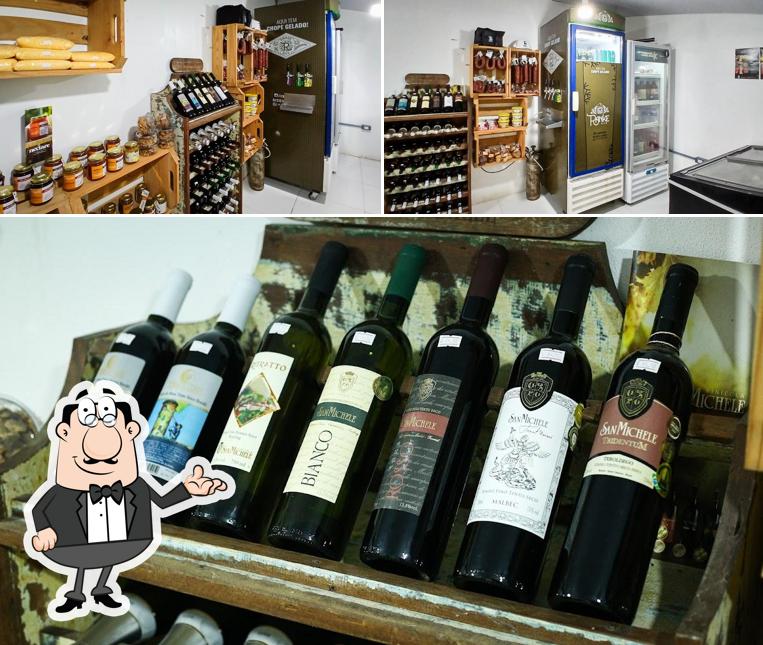 Sente em uma das mesas no Buffalo's Charcutaria