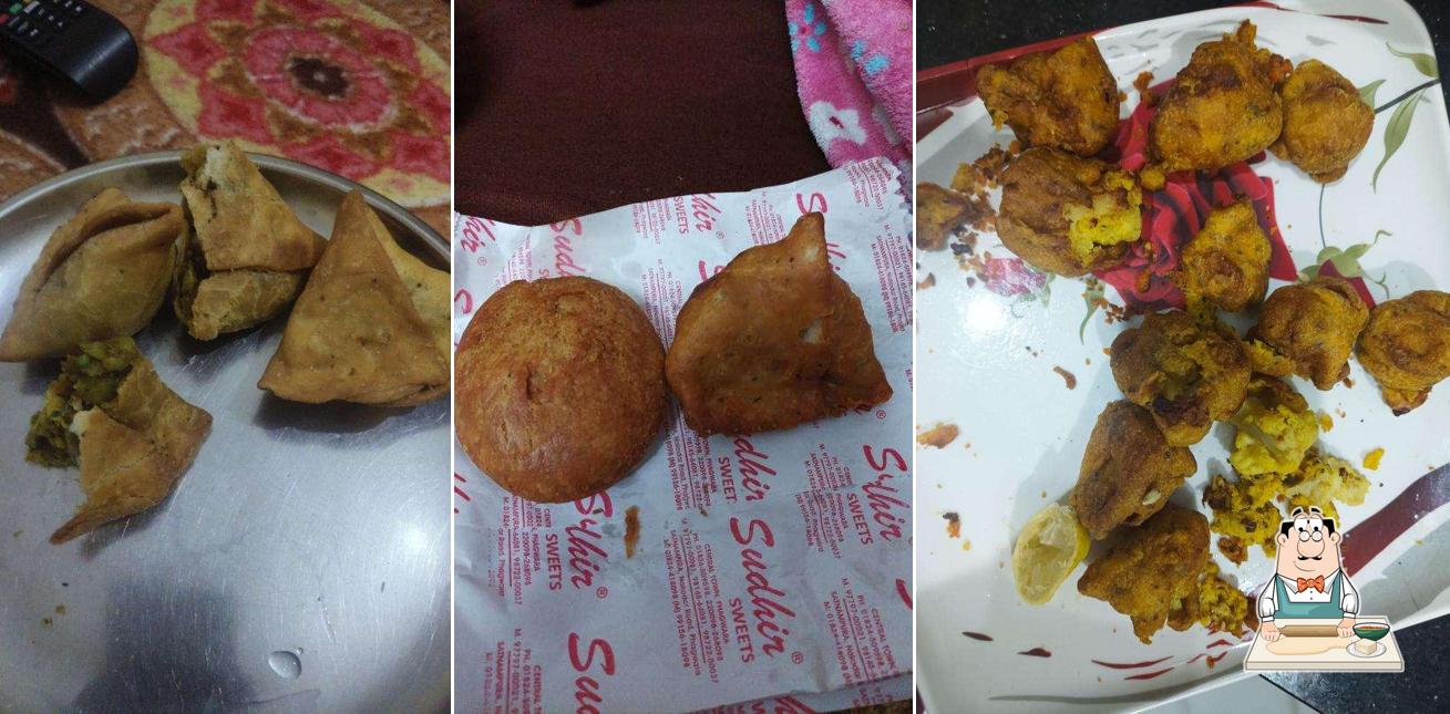 Samosa at Sudhir Sweets