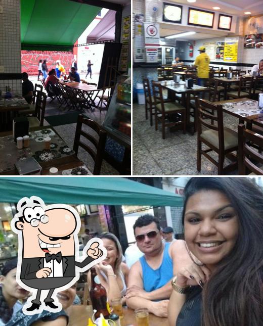 Sente em uma das mesas no Lago Verde Restaurante