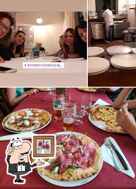 Dai un’occhiata alla immagine che presenta la interni e pizza di Old Ranch