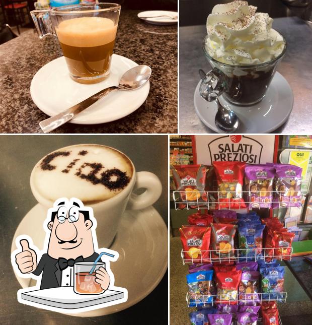 Tra le varie cose da Bar Tabacchi Adriano’s si possono trovare la bevanda e cibo