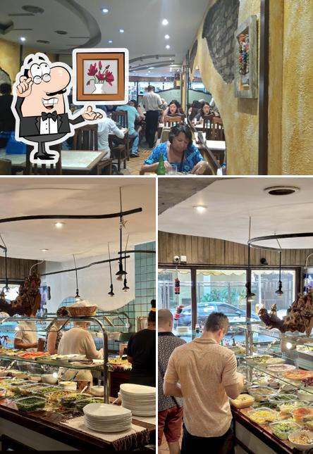 Sente em uma das mesas no Buffet Roth - Broth