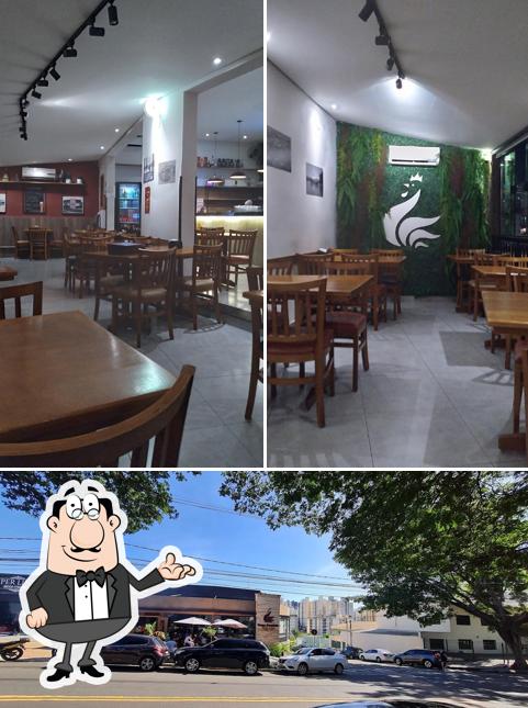 A imagem do Frango Atropelado - Primavera - Unid. 3’s interior e exterior