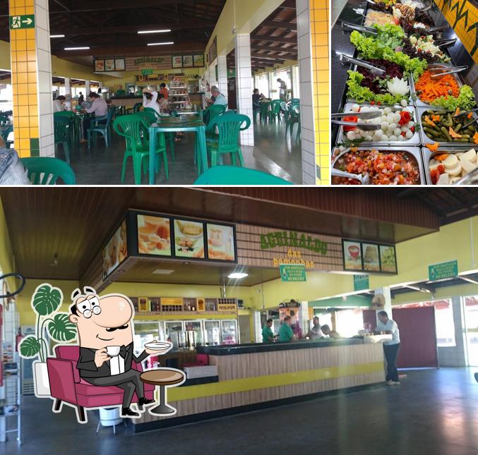 Sente em uma das mesas no Aguinaldo das Pamonhas