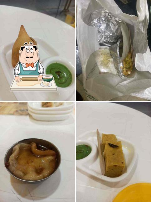 Samosa at Shree Kailash Chats & Sweets