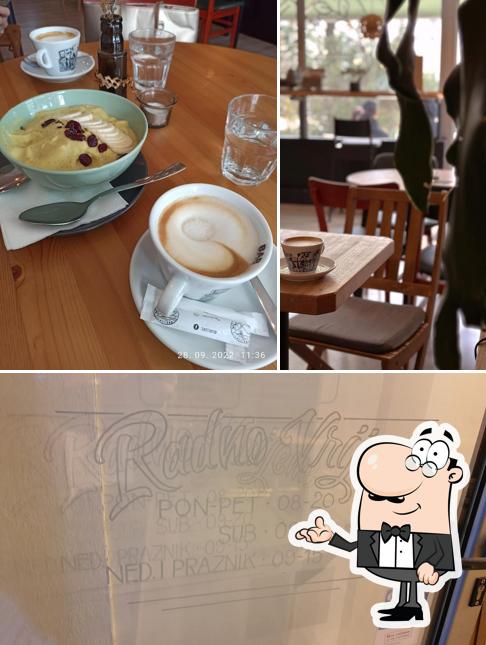 Siediti a un tavolo di Kavana Lattiera