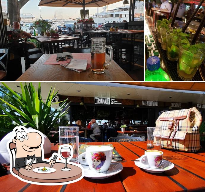 La photo de la nourriture et de l'alcool de Terminal F’s