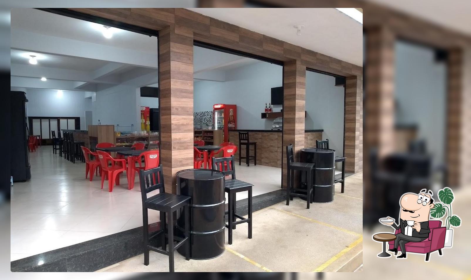 Sente em uma das mesas no BM Bar e Lanchonete