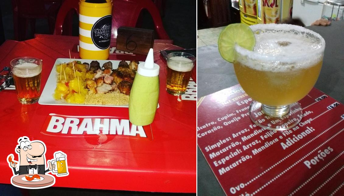 Desfute um copo de cerveja leve ou escura