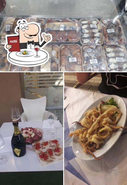 Guarda la immagine che mostra la cibo e vino di Maxi bar