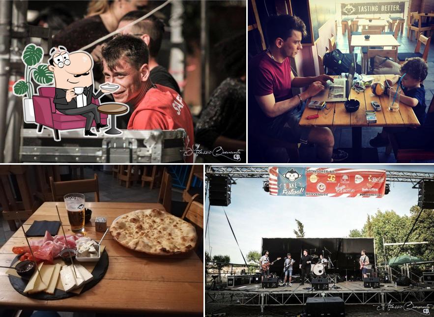 Siediti a un tavolo di Drake Pub