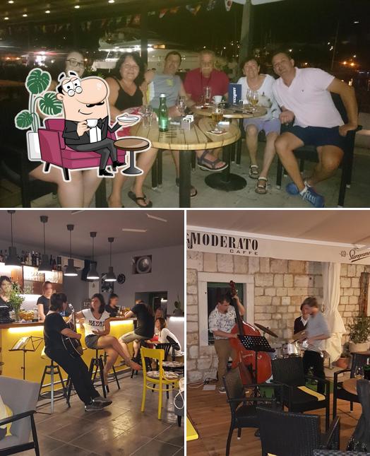 Siediti a un tavolo di Moderato