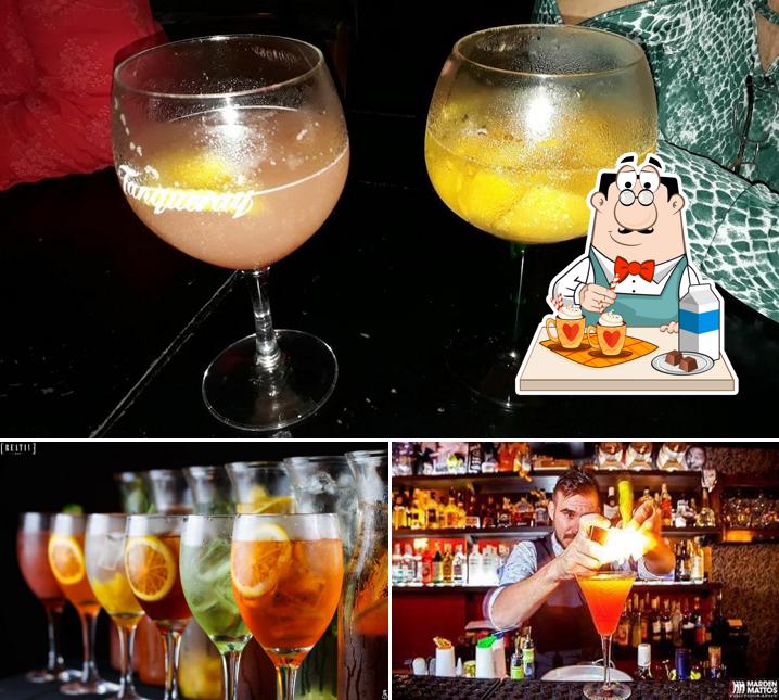 Desfrute de um drinque no P9 Bar Lounge