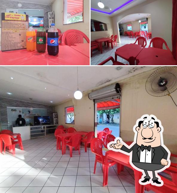 Sente em uma das mesas no Point do Frango com Fritas