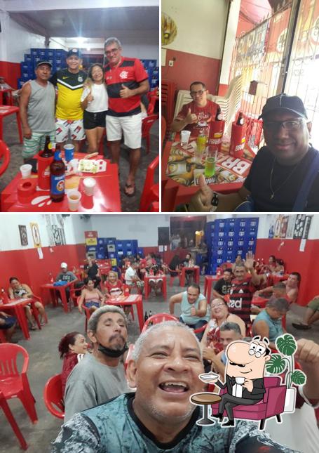 Sente em uma das mesas no Novo Bar do Flamengo