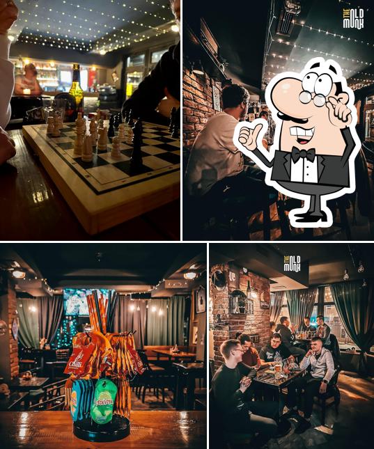 Dai un'occhiata agli interni di The Old Monk - Pub