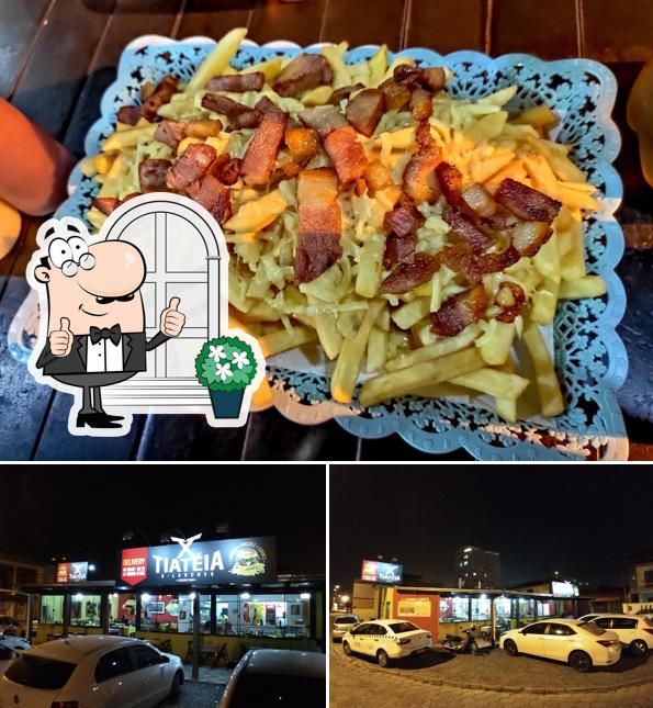 A foto da exterior e comida no Lanches Itajaí TIA TÉIA - X-LANCHES
