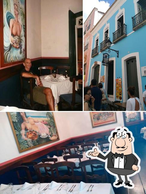 Sente em uma das mesas no Casa da Gamboa