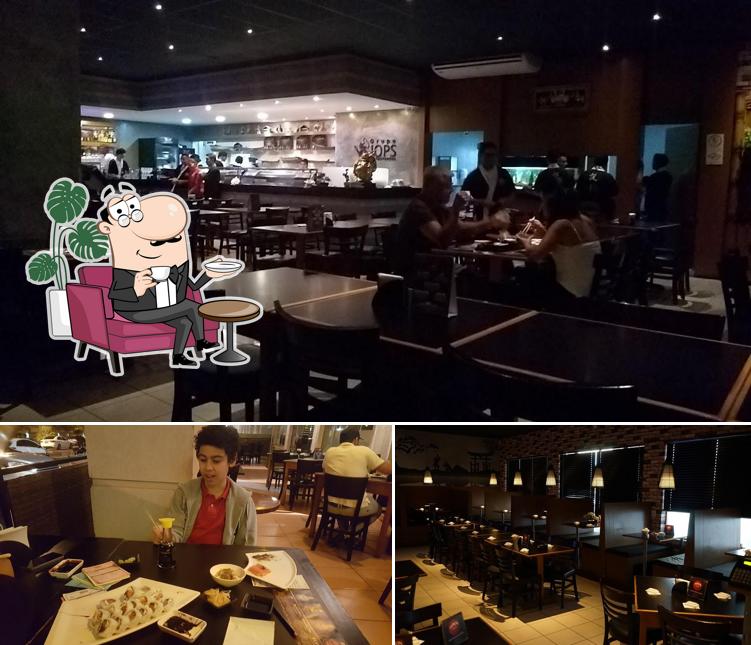 Sente em uma das mesas no Yakin Acácias