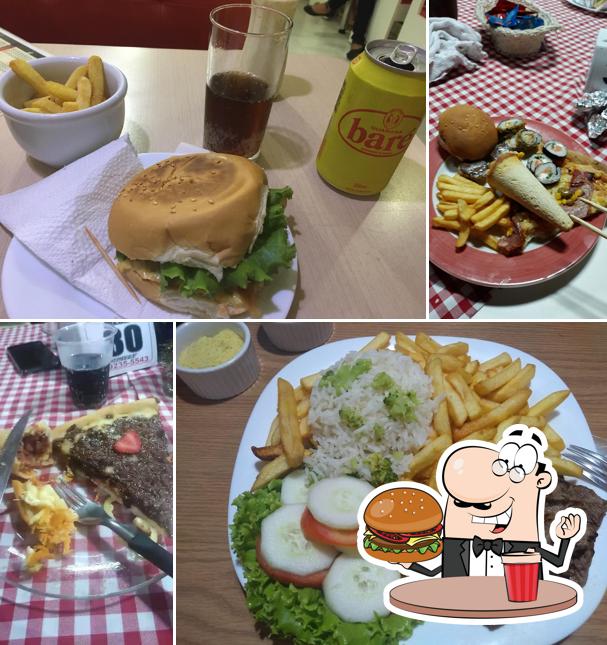 Peça um hambúrguer no Pontual Pizzaria & Temakeria
