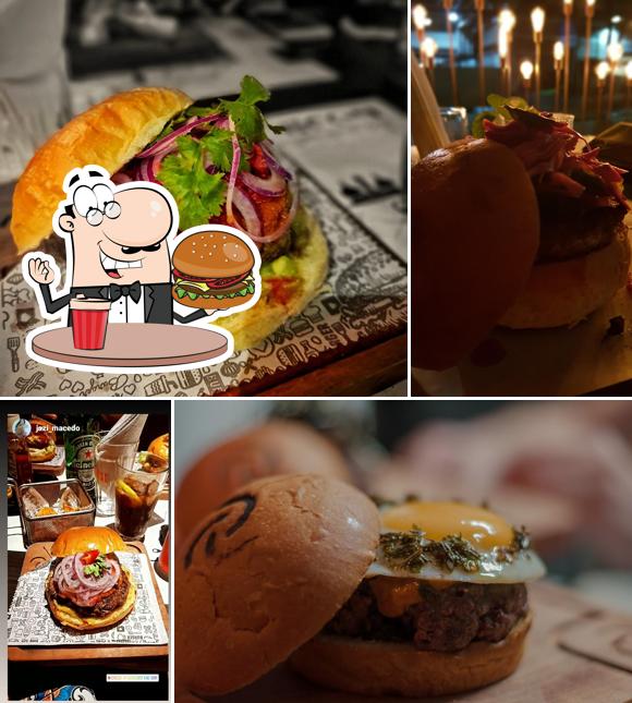 Peça um hambúrguer no Check-in Burger and Bar