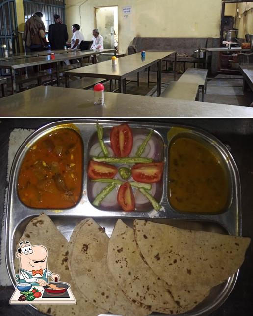 Chicken curry at INDRA RASOI YOJANA SUJANGARH