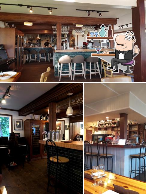 Installez-vous à l'une des tables de Chez Mathilde Bistro