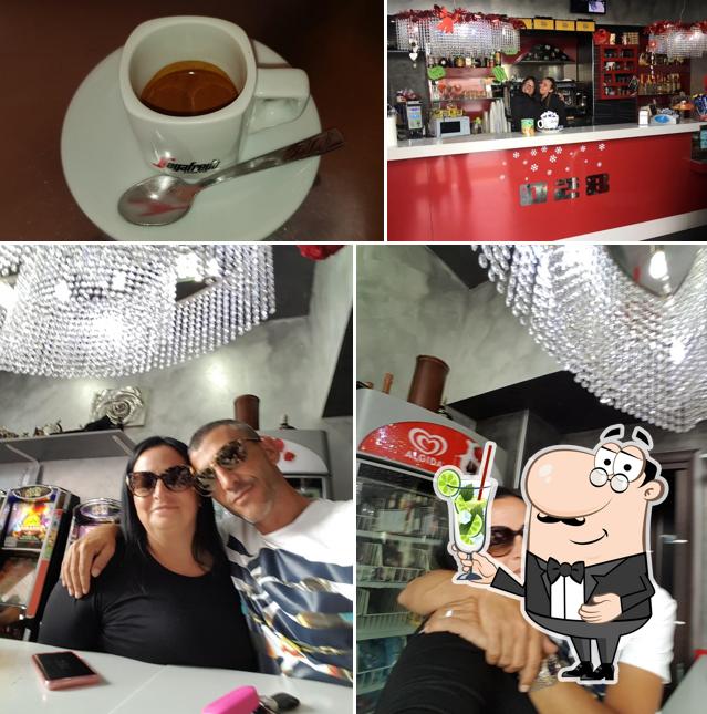 Goditi un drink a Bar. 028