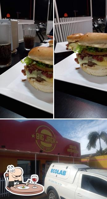 A comida e exterior do restaurante