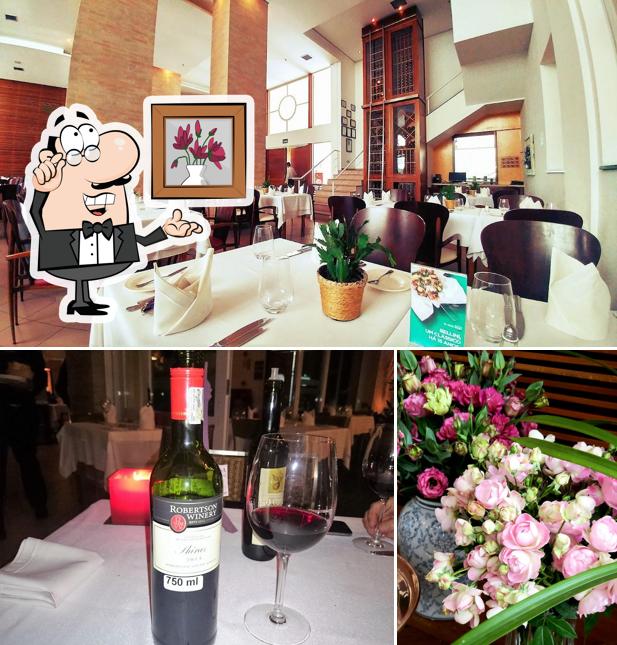 Sente em uma das mesas no Bellini